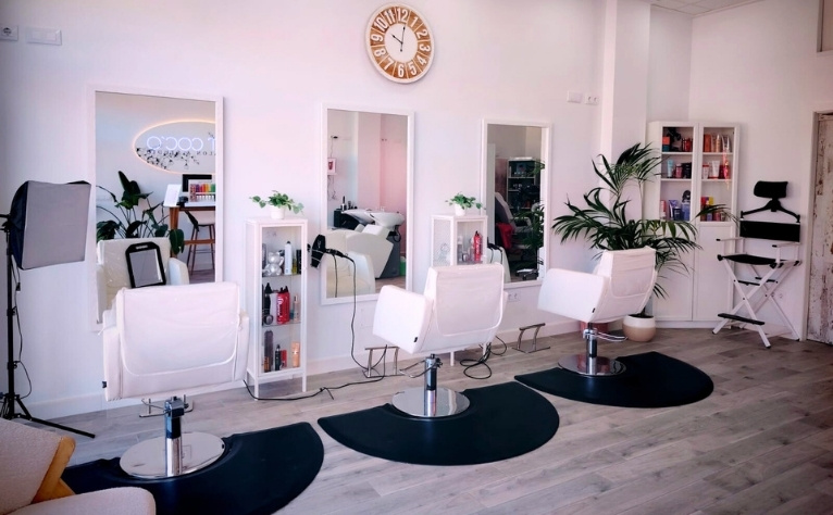 estilista-profesional-con-experiencia-peluqueria